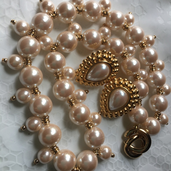 Vintage MONET Clip On Earrings & Off Write Pearls Classic Style - Picture 2 of 8